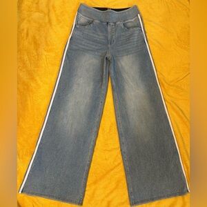 Wide-Leg Halara Jeans with two White Side Stripes light blue. New
Women’s size M